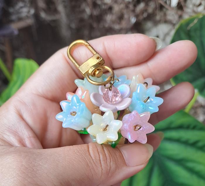 Gantungan HP dan Tas Bunga Mekar Charm Phone Bagcharm dengan Desain Kembang Menawan