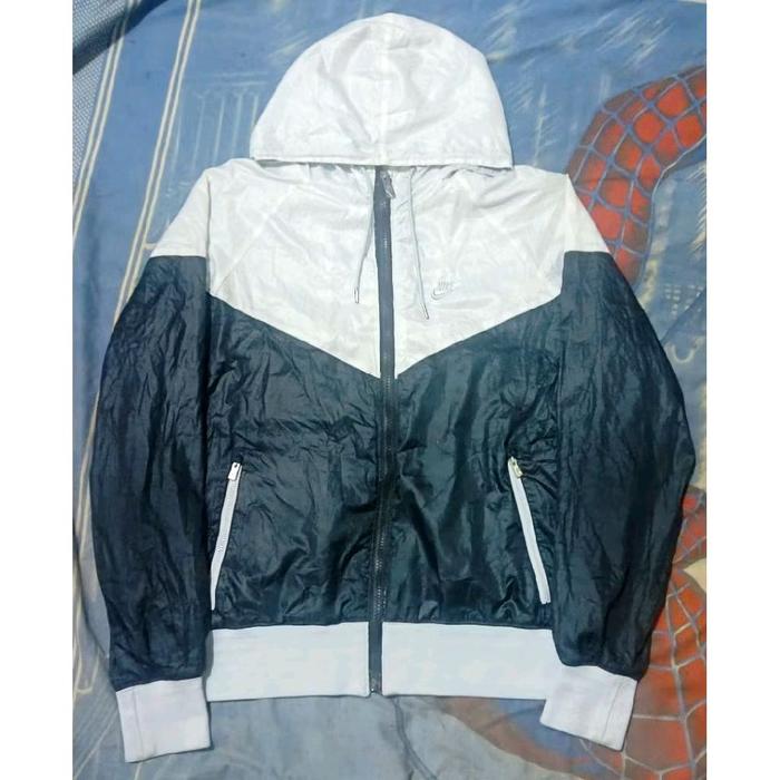Jaket Windbreaker Nike Center Small Logo Two Tone Color Black and White Second