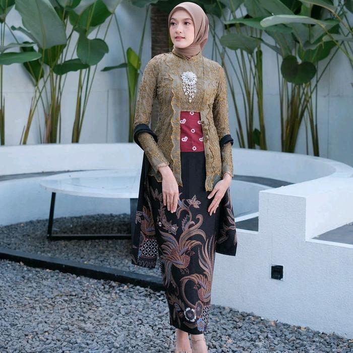 Akita-Ayu Green Olive Set Couple Kebaya Kutubaru Wanita & Kemeja Batik Pria Bahan Lace Premium & Sil
