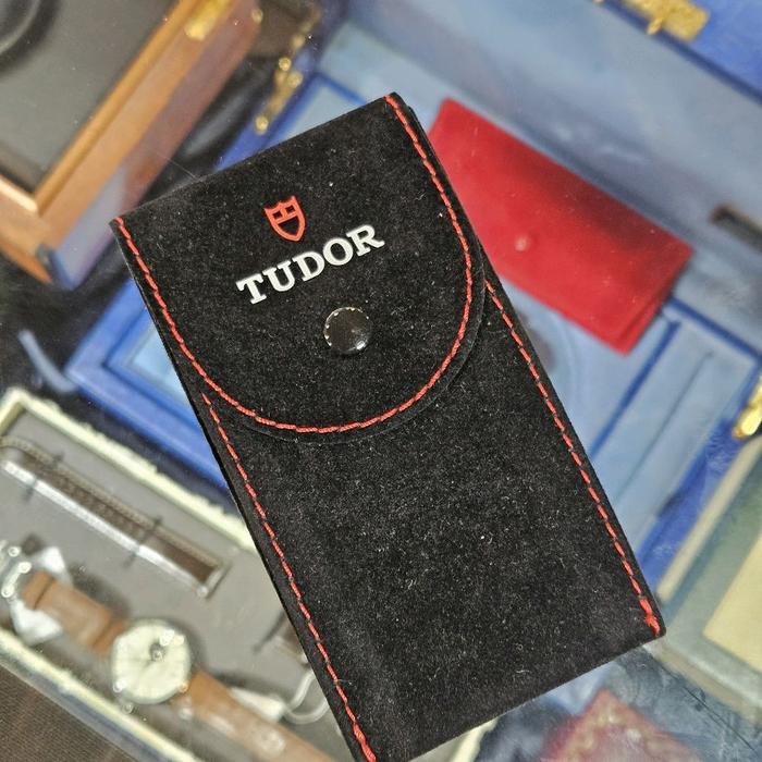 pouch jam tangan tudor warna hitam original