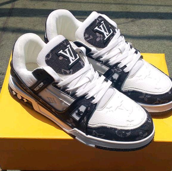 Louis Vuitton Sneakers Wanita Pria LV Trainer Ukuran 44 Baru Dengan Kondisi Mulus Dan Lengkap Dengan