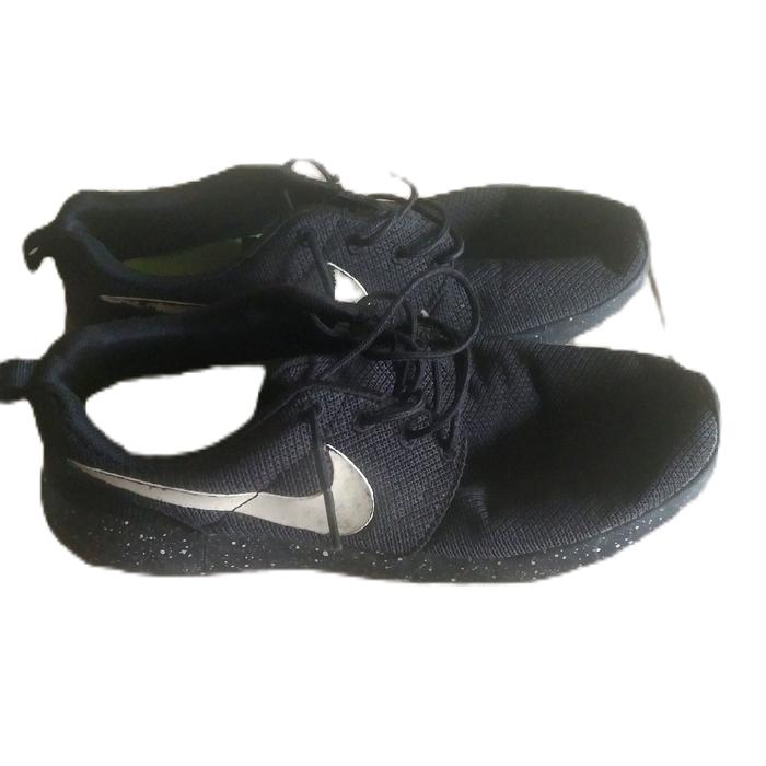 sepatu running nike warna hitam ukuran 42 sol kombinasi putih