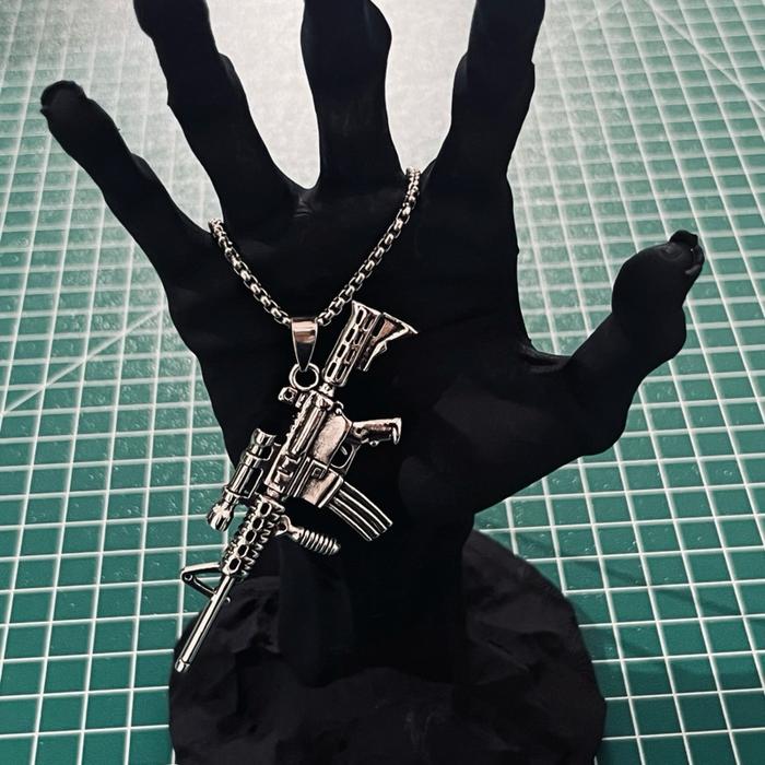 Kalung dengan liontin senapan AK47