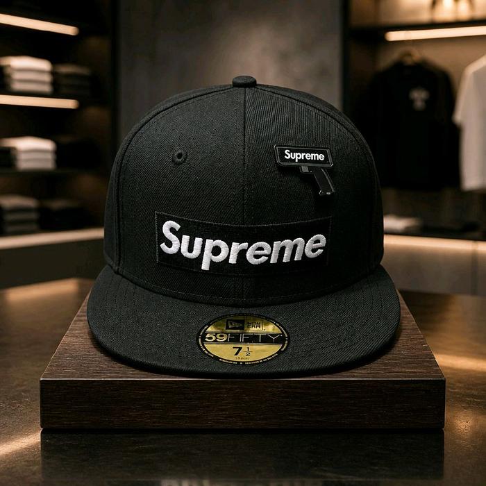 New Era Topi Supreme World Famous 7 1/2 - Topi Baseball Pria dengan Logo Supreme dan New Era