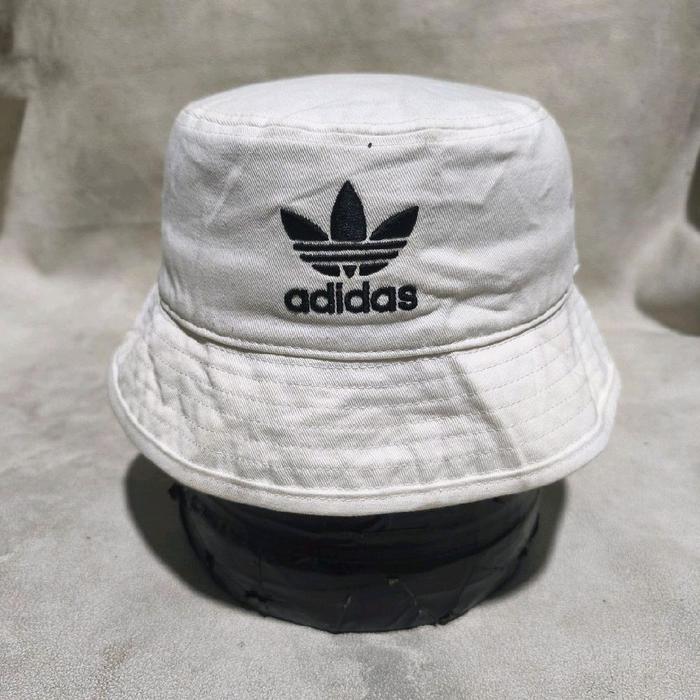 Topi bucket pria adidas trifoil putih bekas