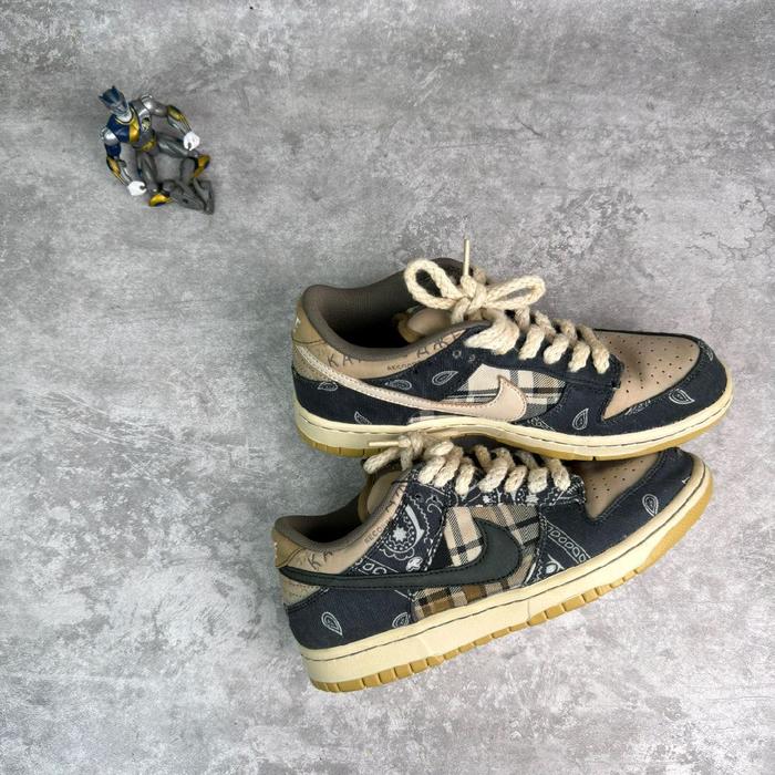 SB Dunk Low x Travis Scott