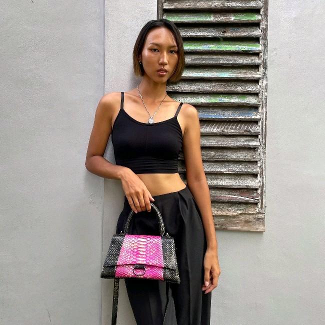 Tas Salsae Gradient Warna Hitam, Emas, dan Merah Muda dari Kulit Python dengan Tutup Magnet dan Tali
