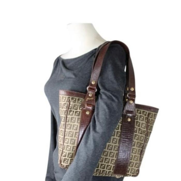Fend* Tas Tangan Wanita Asli dengan Desain Monogram dan Tali Kulit Brown Authentic Fendi