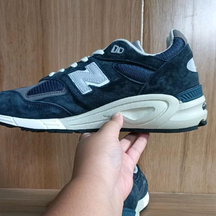 Sepatu Running/Casual Pria New Balance 990v2 Warna Navy