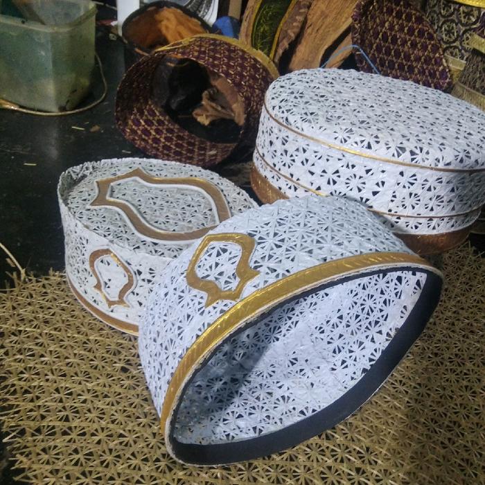 peci anyaman bambu motif trompah putih gold