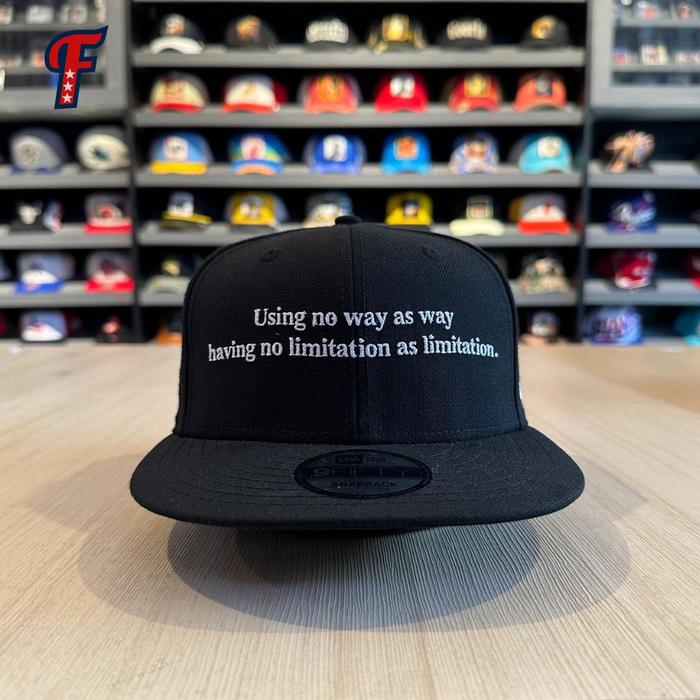Topi New Era x Bruce Lee Collab Quote Black 9FIFTY Snapback Hat