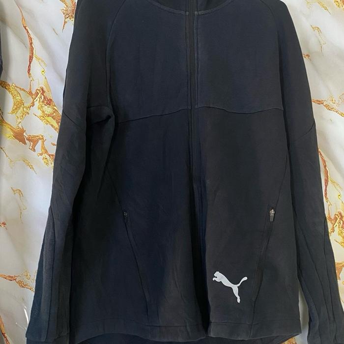 Puma Fullzip Hoodie Jacket Warna: Hitam polos dengan logo Puma putih di bagian bawah Material: Adem,
