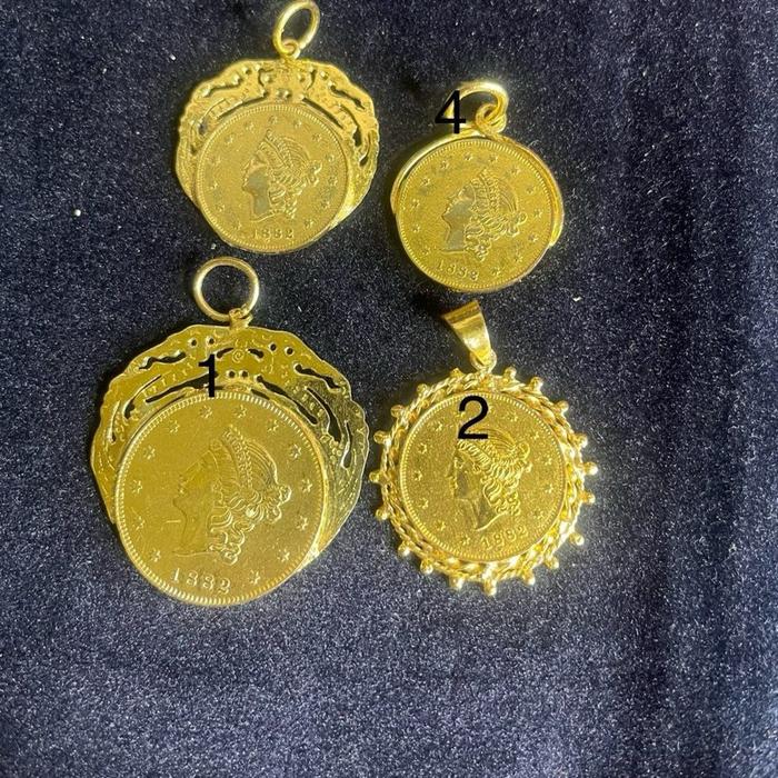Liontin rupiah lapis emas dan kristal