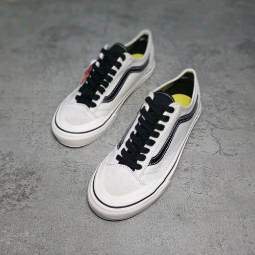Vans Sepatu Sneakers Old Skool size 39 Putih dengan Tali Hitam dan Sol Kuning untuk Gaya Casual
