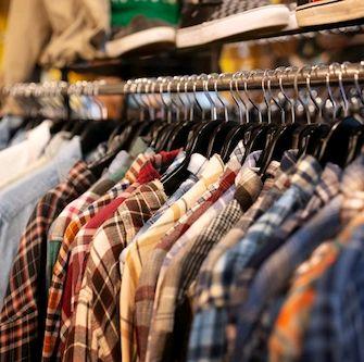 Thrifting adalah kegiatan membeli barang bekas yang masih layak pakai, seperti pakaian, sepatu, atau