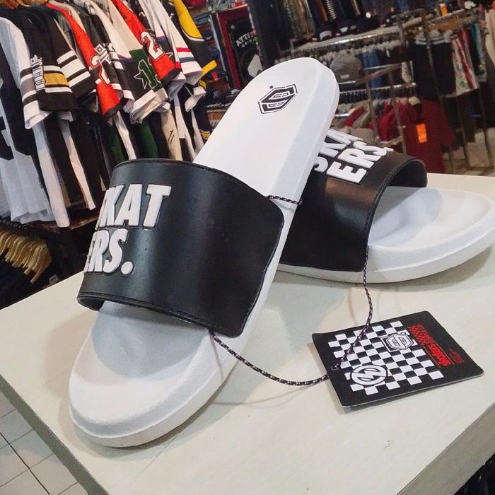 sendal slop Font black-WHT skaters