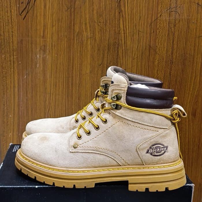 Dickies Sepatu Boots Pria Kulit Suede Warna Krem Tali Kuning Sol Kuning Stylish dan Fungsional untuk