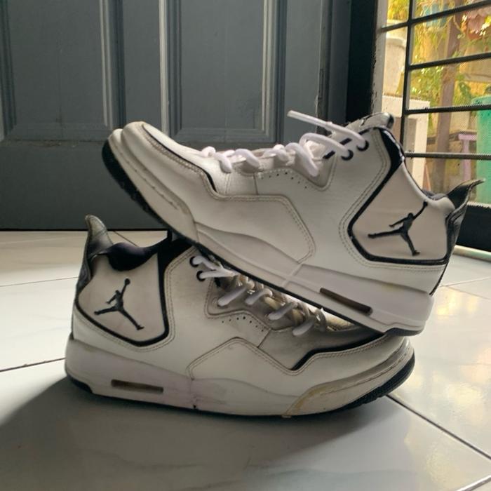 JORDAN COURTSIDE 23 Shoes Pria Putih