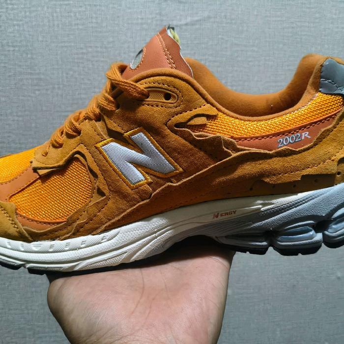 Sepatu New Balance 2002R size 44