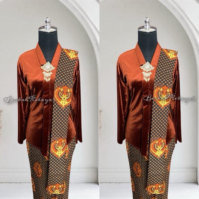 Setelan Kebaya Encim Udru Warna Teracotta / Kebaya + Selendang + Jarik Wiru Plisket Motif Truntum