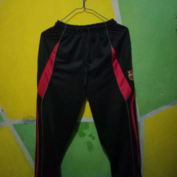 Celana Training Running Barcelona Hitam dengan Garis Merah untuk Kenyamanan dan Gaya