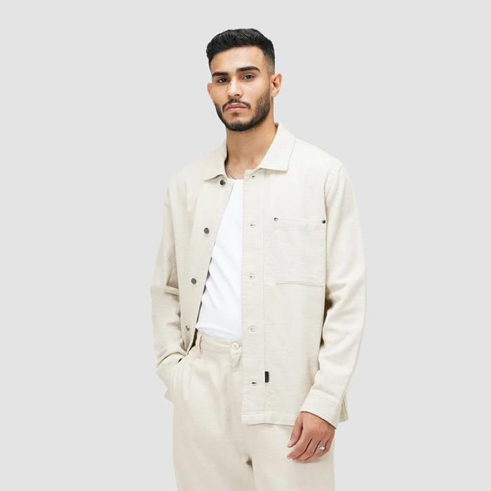 Celcius Kemeja Outer Pria Warna Krem dengan Desain Sederhana dan Nyaman