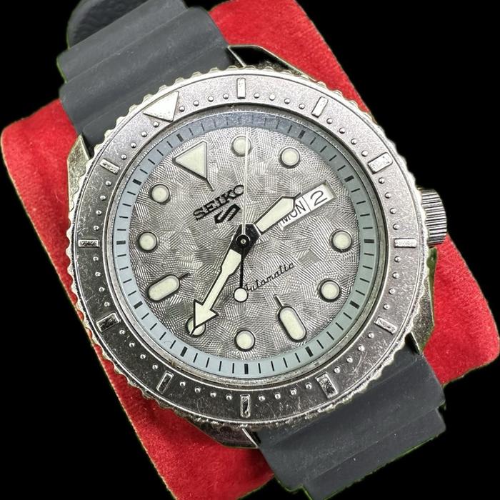Seiko 5 Sports Grey Dial Original