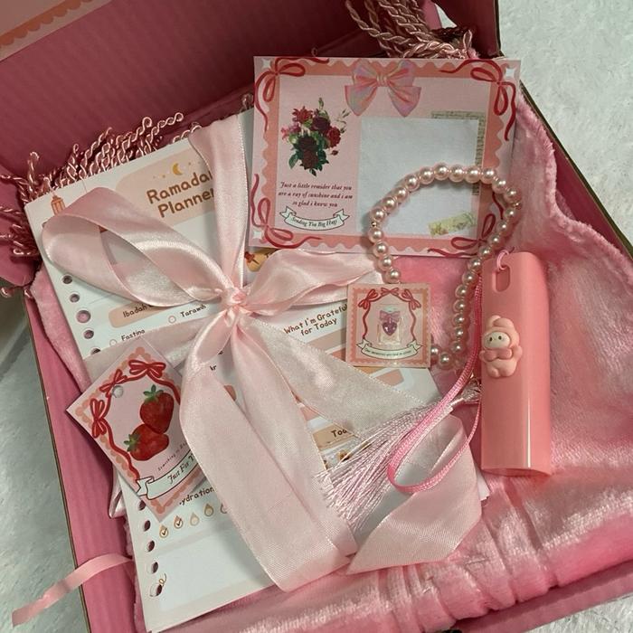 [pre-order] Gift Muslimah Pink Coquette_BARRE OFFICIAL Hampers Ramadhan dengan Sajadah Travel Planne