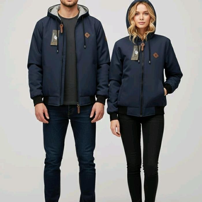 Jaket Bolak Balik Pria Wanita Simpel Elegan dengan Desain Hoodie dan Detail Logo Unik Polos