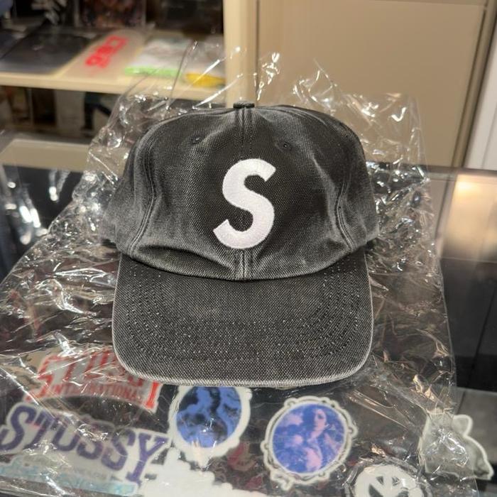 SUPREME PIGMENT S LOGO 6PANEL CAP SS26 BLACK WASHED