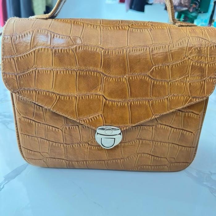 PL Tas Original Kulit dengan Desain Klasik dan Aksen Krokodil