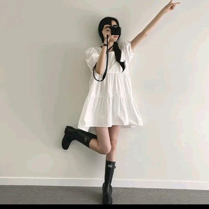 Dres Korea Terbaru Alice Dress Putih dengan Lengan Pendek  balon dan Rok Berkerut untuk Tampilan Sty