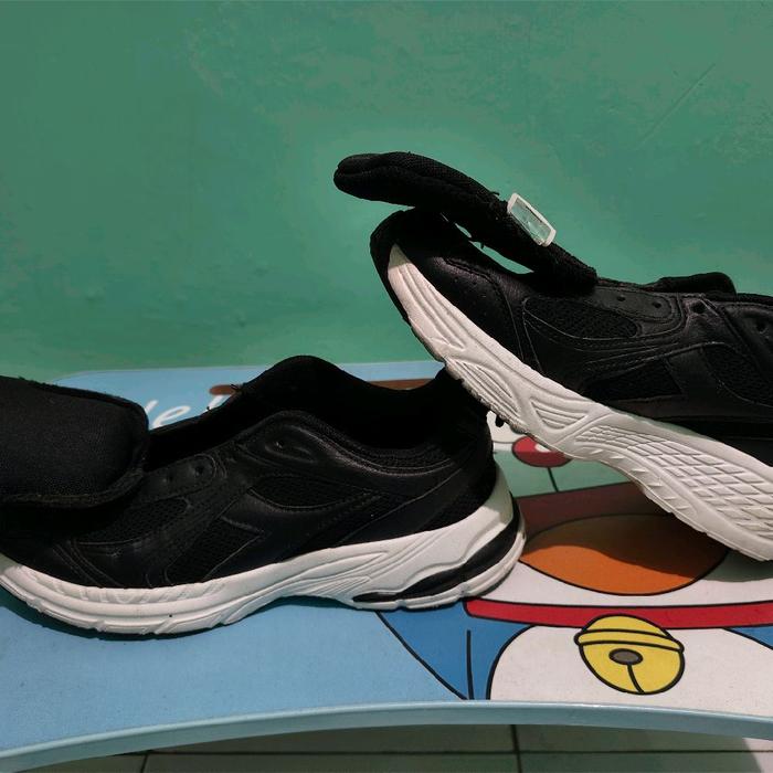 Diadora Karnisius Running Hitam Putih