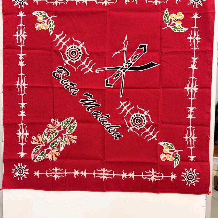 Lenso Adat Merah dengan Motif Etnik Maluku