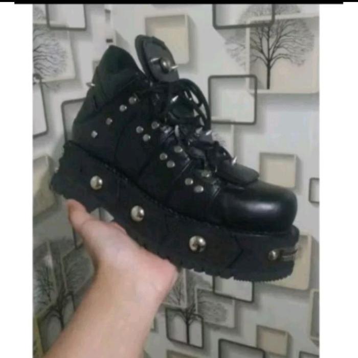 sepatu boots rock spik mata itik besar kulit