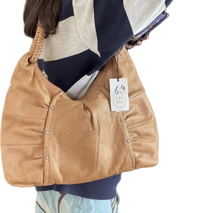 Tas Hobo Coklat Cettu italian leather dengan Desain Elegan dan Praktis untuk Kebutuhan Harian Anda