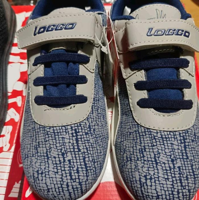 sepatu sport abu2 navy  merk loggo