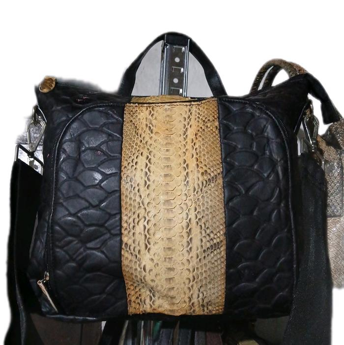 tas hitam mix kulit ular..model  ransel  bisa.sling boleh...cocok untuk nge mall