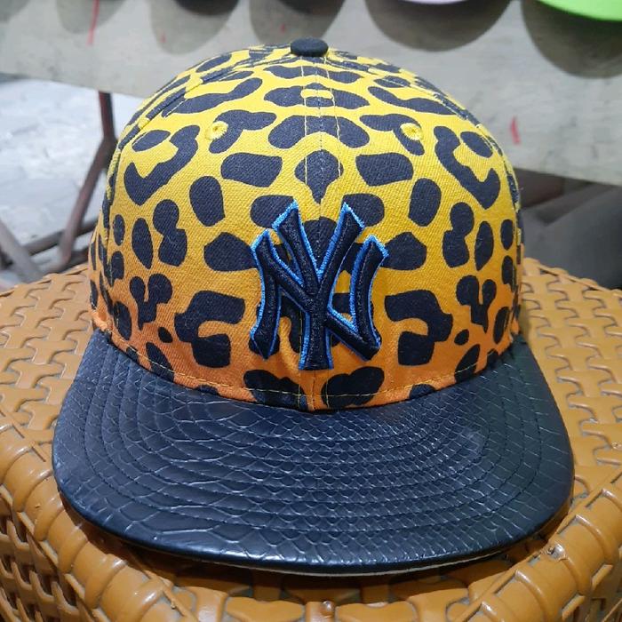 Topi Snapback New Era Leopard Stelan dengan Desain Leopard Kuning dan Logo NY Biru Tua