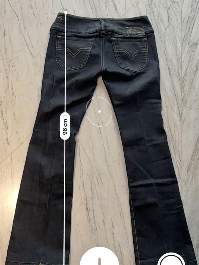 Diesel Jeans Bootcut Wanita Biru Ukuran 28 Dibuat di Italia Stylish dan Cocok untuk Sehari-hari