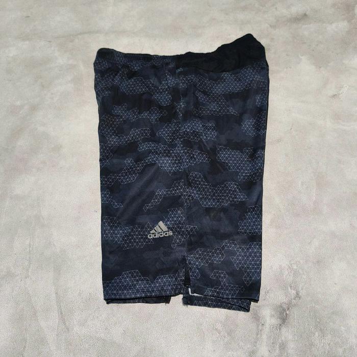 Celana pendek olahraga lari pria adidas camo bekas