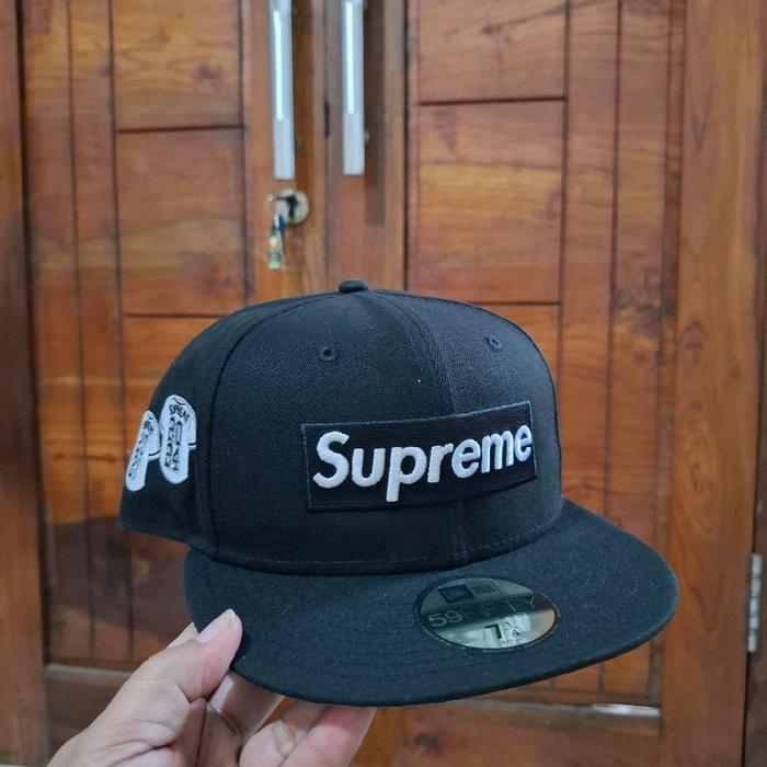 TOPI SUPREME WORLD FAMOUS HITAM ORIGINAL SIZE 7 1/4 dengan Desain Logo Supreme yang Klasik dan Styli