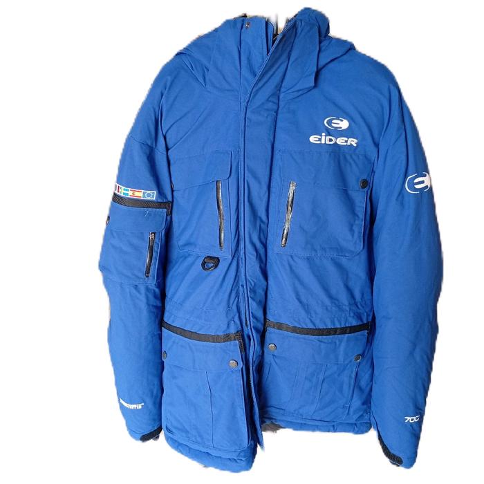 Eider Jaket Biru Tahan Dingin dengan Logo Eider dan Tas Samping untuk Aktivitas Outdoor