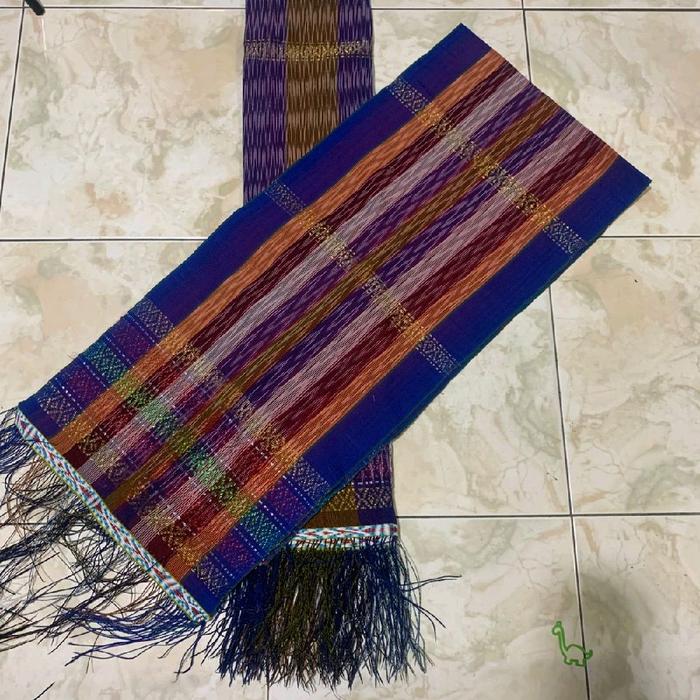 SONGKET TAPAK CATUR biasa digunakansebagai ulos pengantin di acara adat suku batak simalungun,ditenu