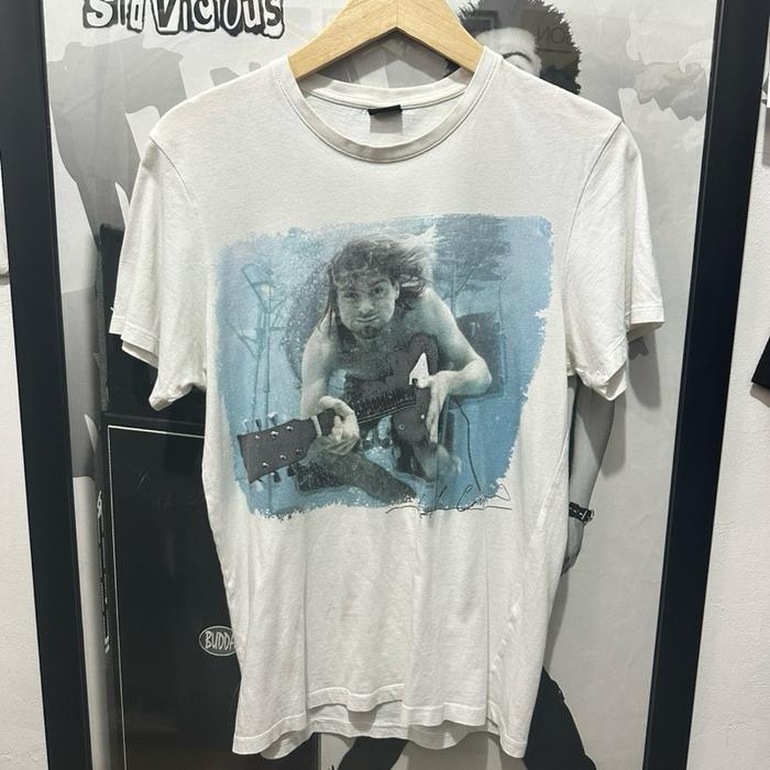 Kaos Putih dengan Gambar Gitaris - Desain Unik dan Nyaman untuk Dipakai Sehari-hari