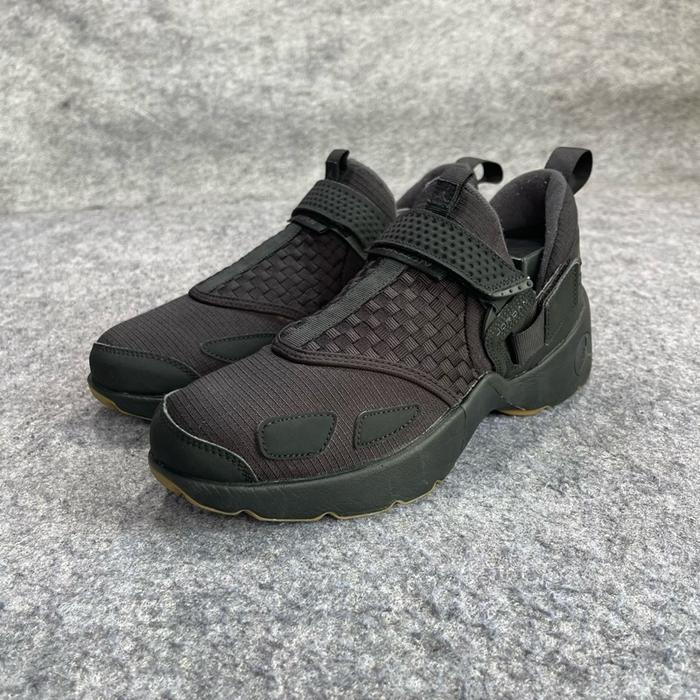 Merek : AIR JORDAN TRUNNER LX  Model : SLIP ON  Asla. : VIETNAM Ukuran:  7 setara 41 insole 26cm