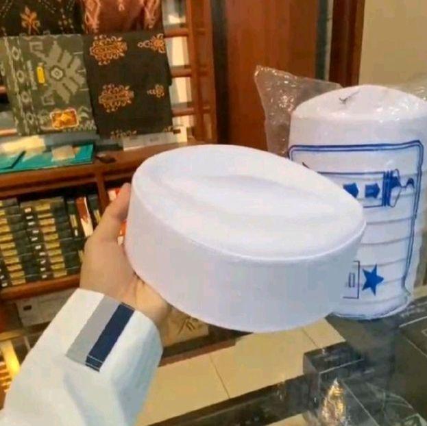 Peci Putih Habib Bahar adalah pilihan ideal untuk berbagai keperluan ibadah dan kegiatan sehari-hari