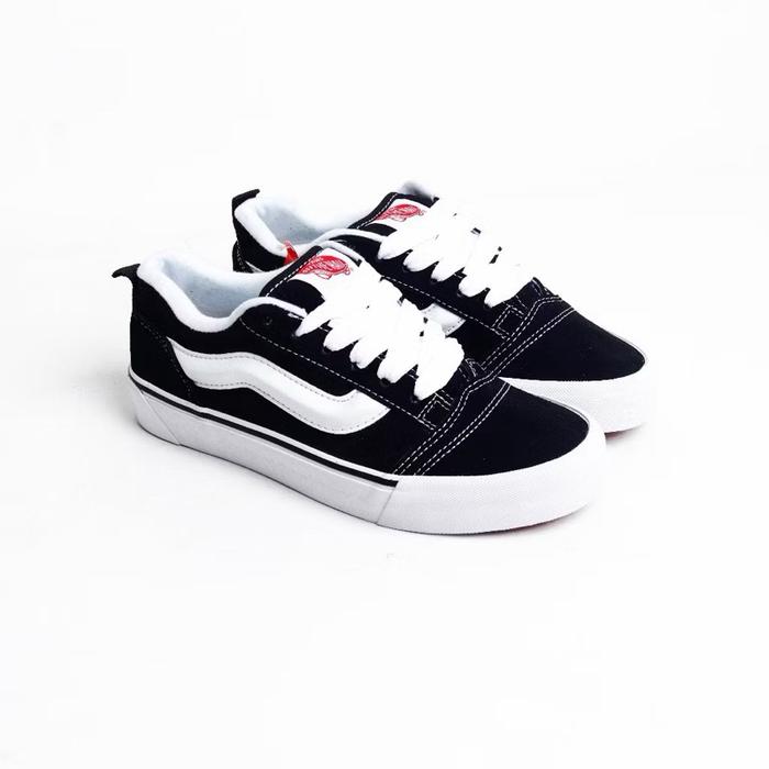 Vans Sepatu Sneakers Old Skool Hitam Putih dengan Tali Putih dan Logo Merah