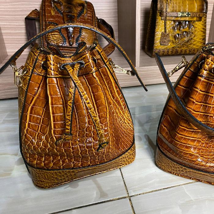 Tas Selempang Wanita Serut Kulit Buaya Asli dari Merauke