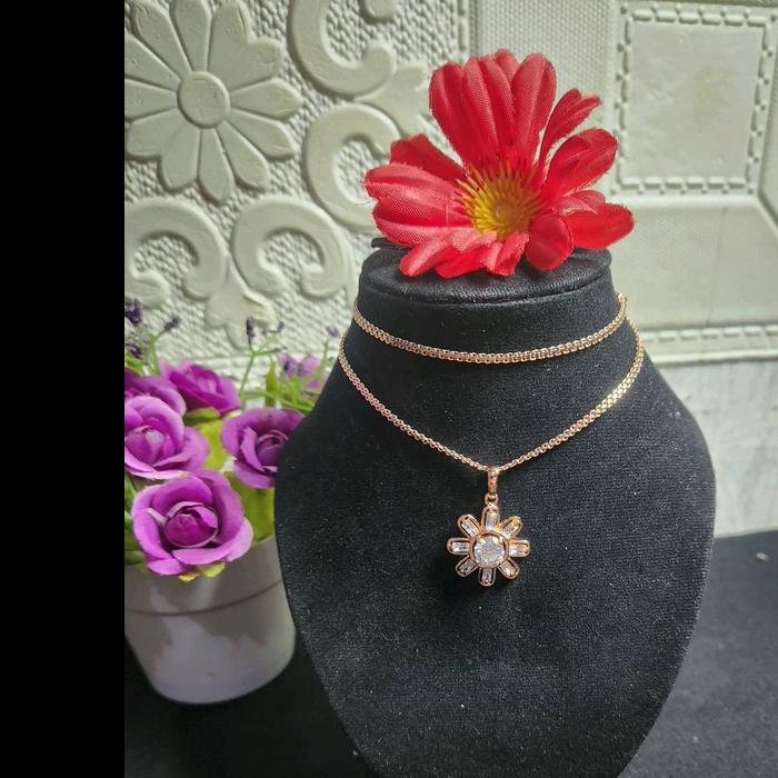 kalung xuping dengen berliontinkan mawar ditengahnya mata permata